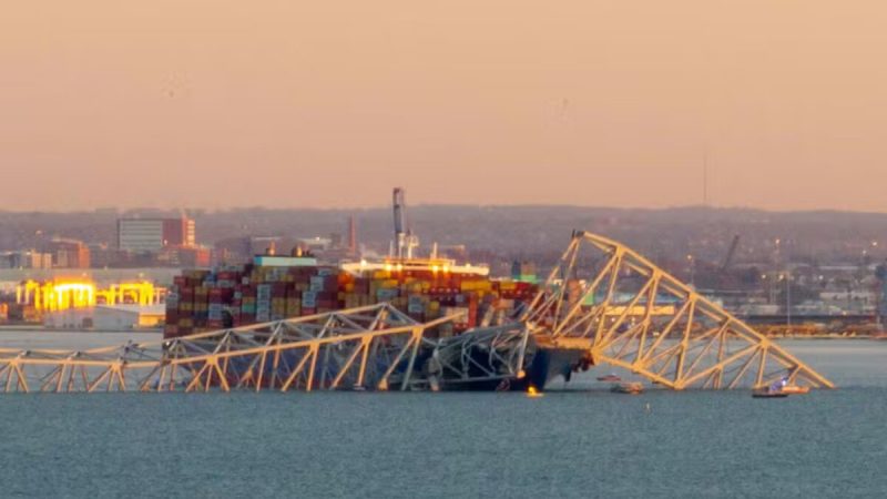 Ponte de Baltimore desmorona ao ser atingida por navio-cargueiro