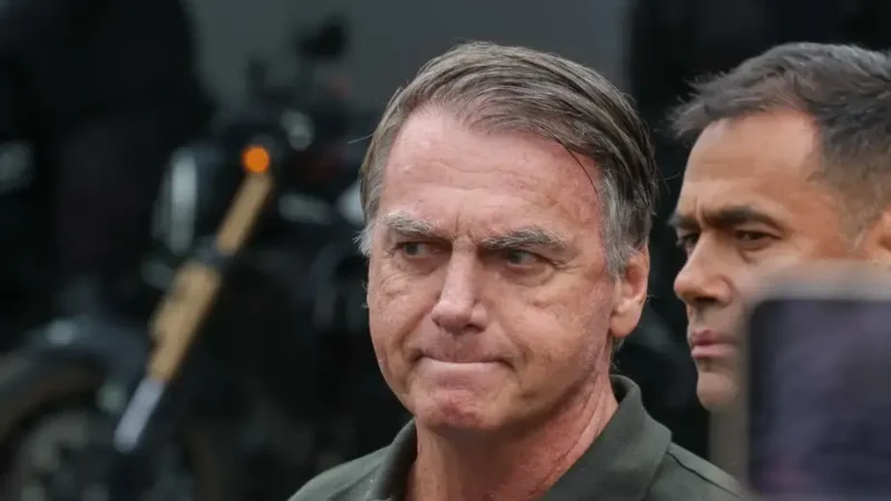 Bolsonaro relata dor no ombro e médicos avaliam necessidade de cirurgia