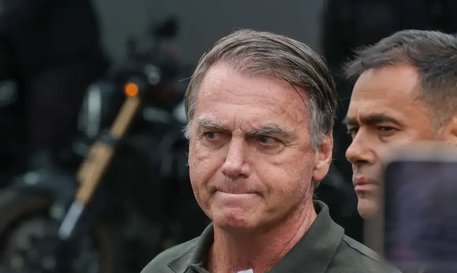 Bolsonaro relata dor no ombro e médicos avaliam necessidade de cirurgia