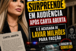 Deolane posa sorrindo em audiência judicial, com expressão confiante e roupa clara.